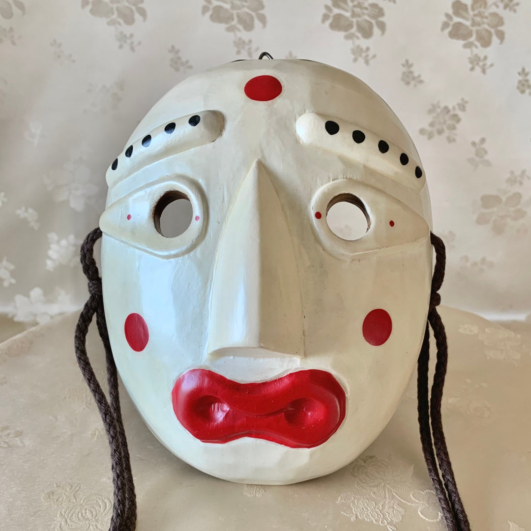 Wooden Colored Mask Used in Religious Ceremonies or Dance (전통 탈춤 목재 각시탈)