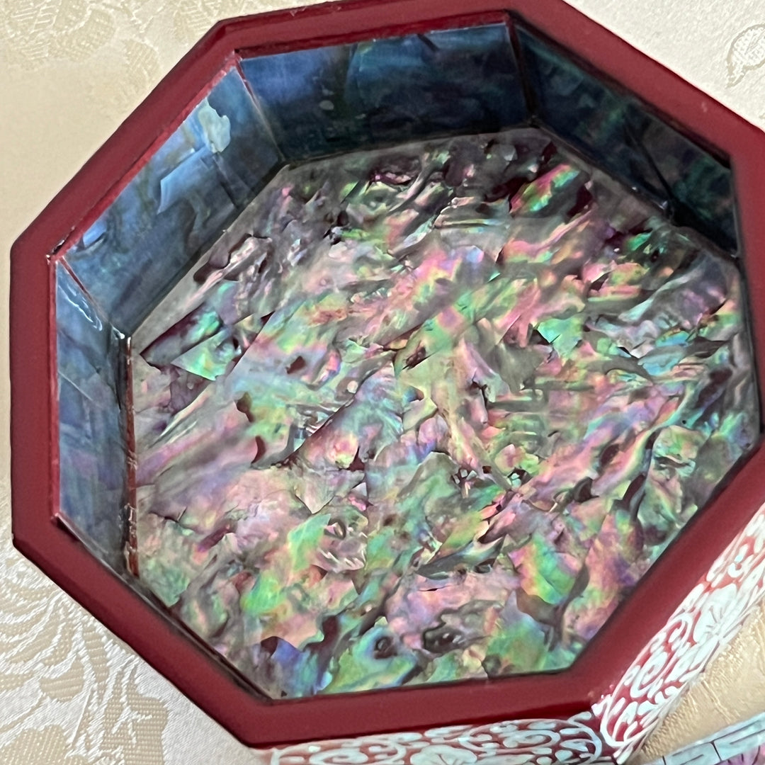 Mother of Pearl Octagon Shaped Small Jewelry Box with Vine and Butterfly Pattern (자개 호접 당초문 팔각 함)