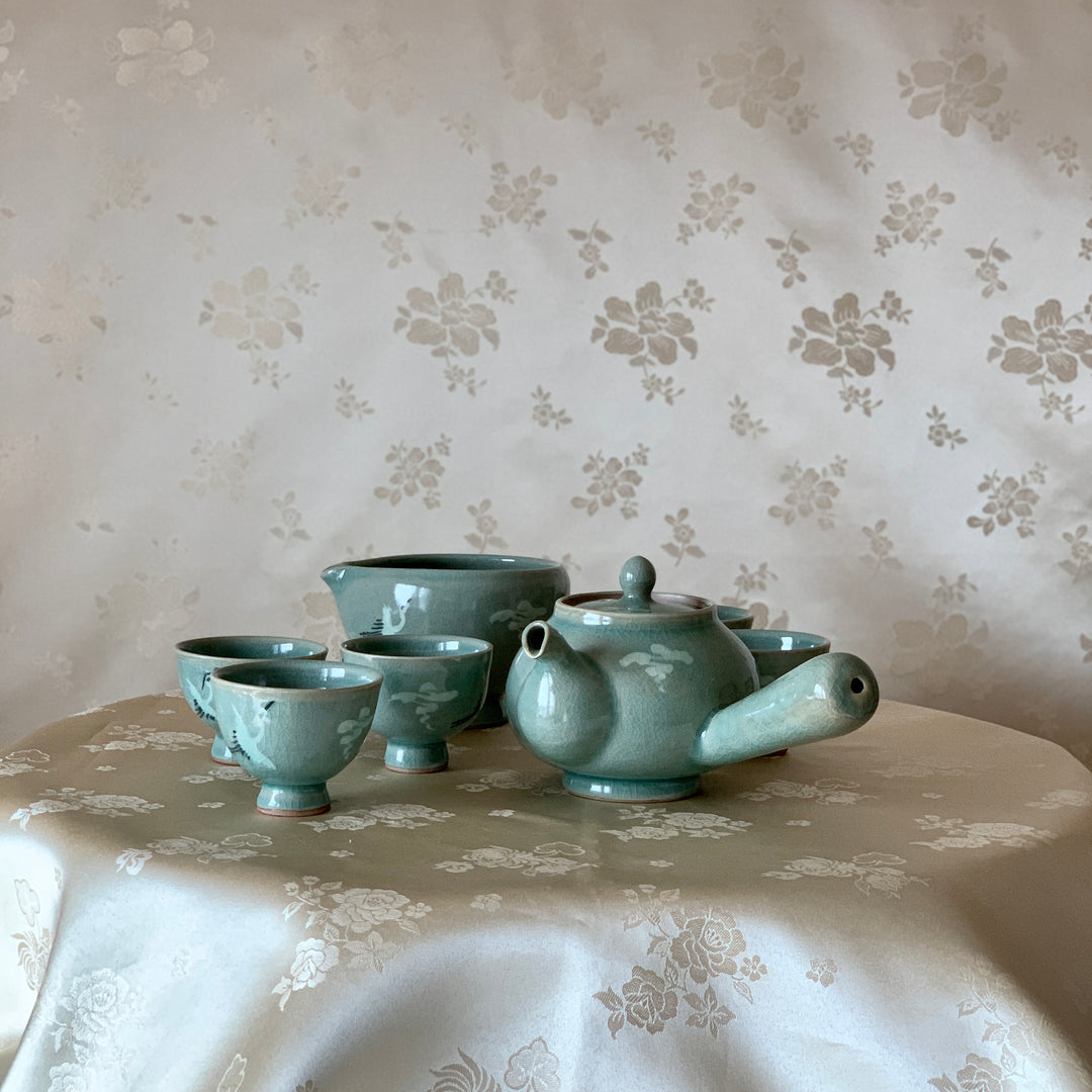 Celadon Tea Set for 5 People with Inlaid Crane and Cloud Pattern (청자 상감 운학문 5인 다기 세트)