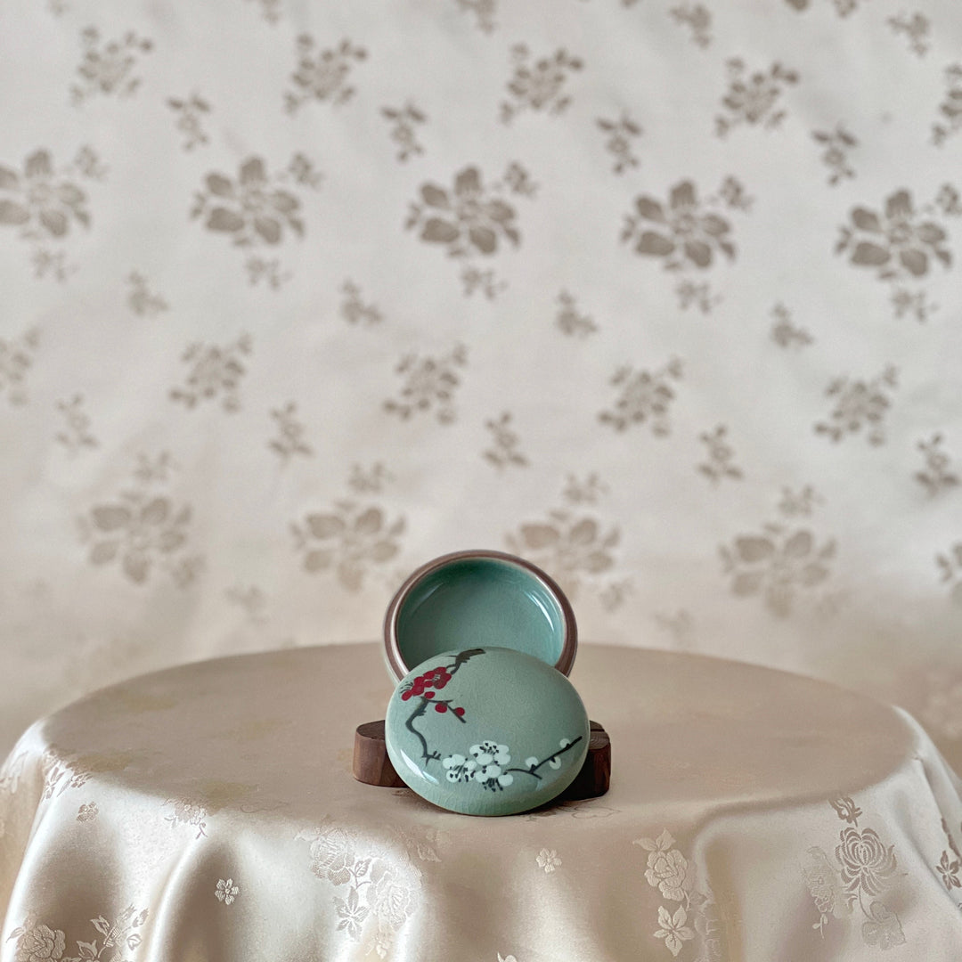 Celadon Covered Box with Inlaid Plum Blossom Pattern (청자 상감 매화 향합 모음)