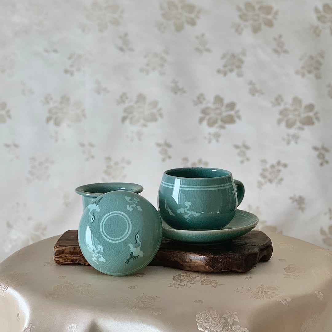 Celadon Tea Cup with Inlaid Crane and Cloud Pattern Including Plate and Infuser (청자 상감 운학문 찻잔)