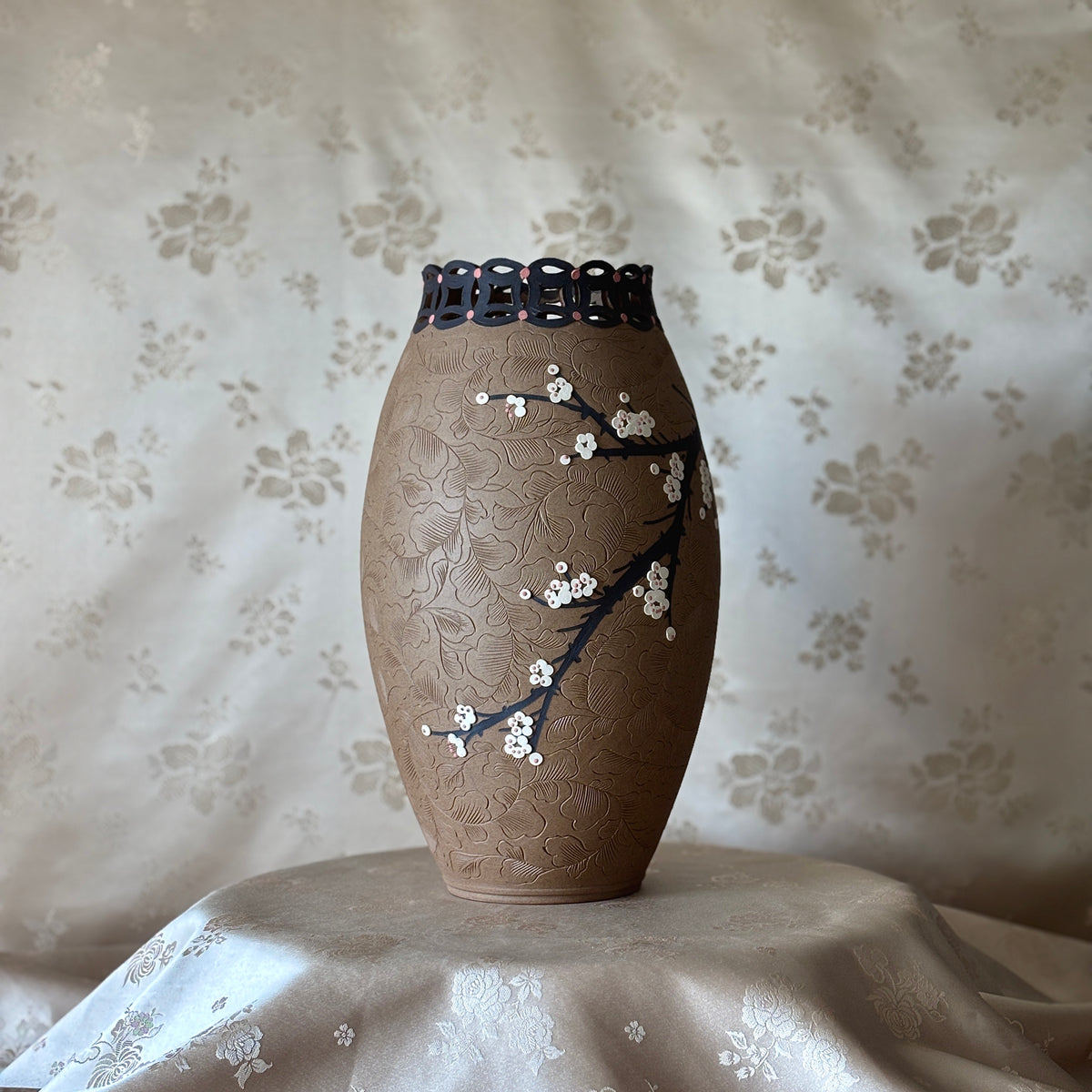 Celadon Maebyeong Vase with Lid: Inlaid Crane & Cloud Motif – ArtinKo