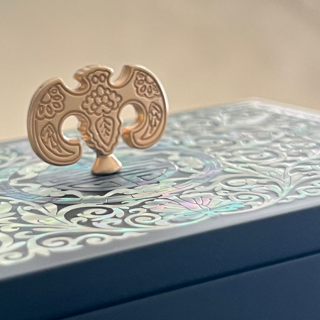 Mother of Pearl Business Card Box with Plum Blossom Vine Pattern (자개 매화 당초문 명함함)
