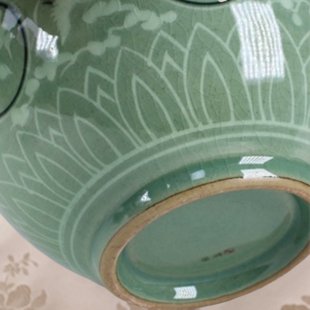 Celadon Vase with Inlaid Crane and Cloud Pattern (청자 상감 운학문 호)