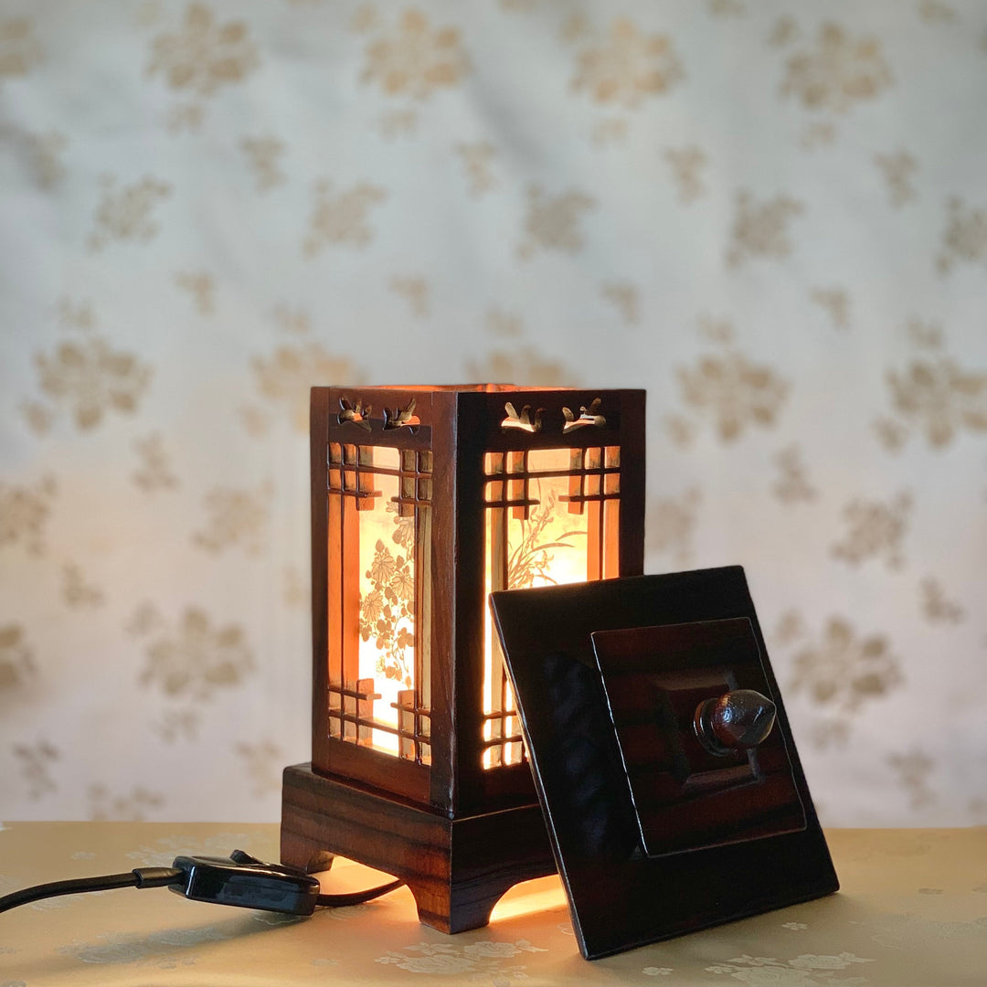 Wooden Accent Table Lamp with Square Pagoda Shaped Roof (목재 사각 탑 등)