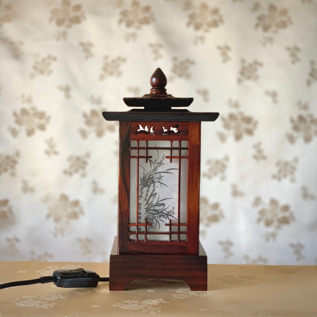 Wooden Accent Table Lamp with Square Pagoda Shaped Roof (목재 사각 탑 등)
