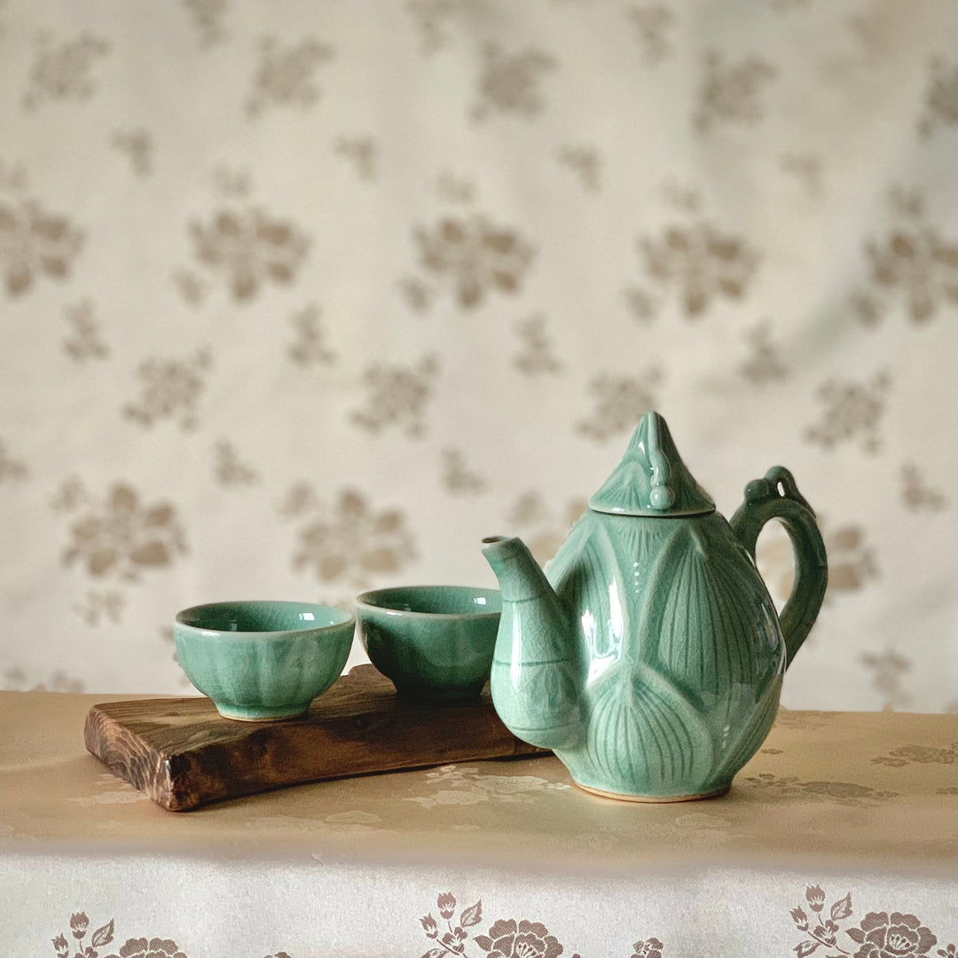 Celadon Set of Bamboo Shoot Shaped Beverage Pot and Two Cups (청자 죽순형 주전자 세트)