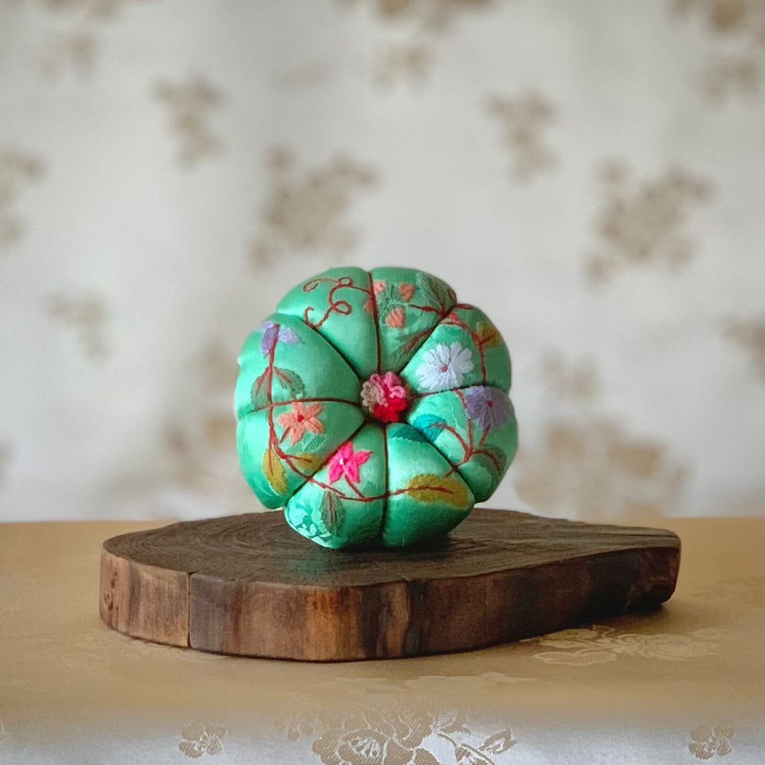 Silk Pumpkin Shaped Needle Pin Cushion with Embroidery Pattern (비단 바늘 꽂이)