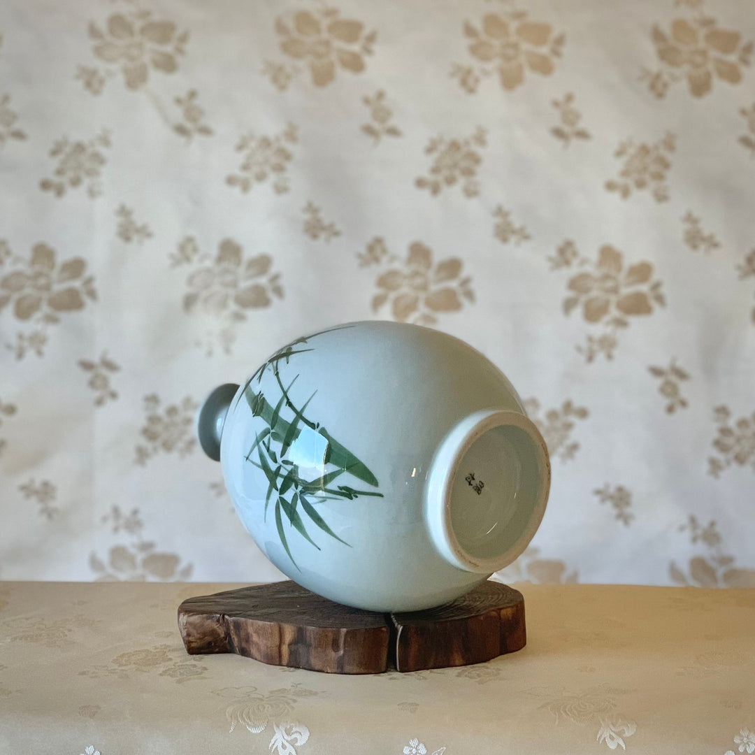 White porcelain Baekja Vase with Bamboo (백자 죽문 호)