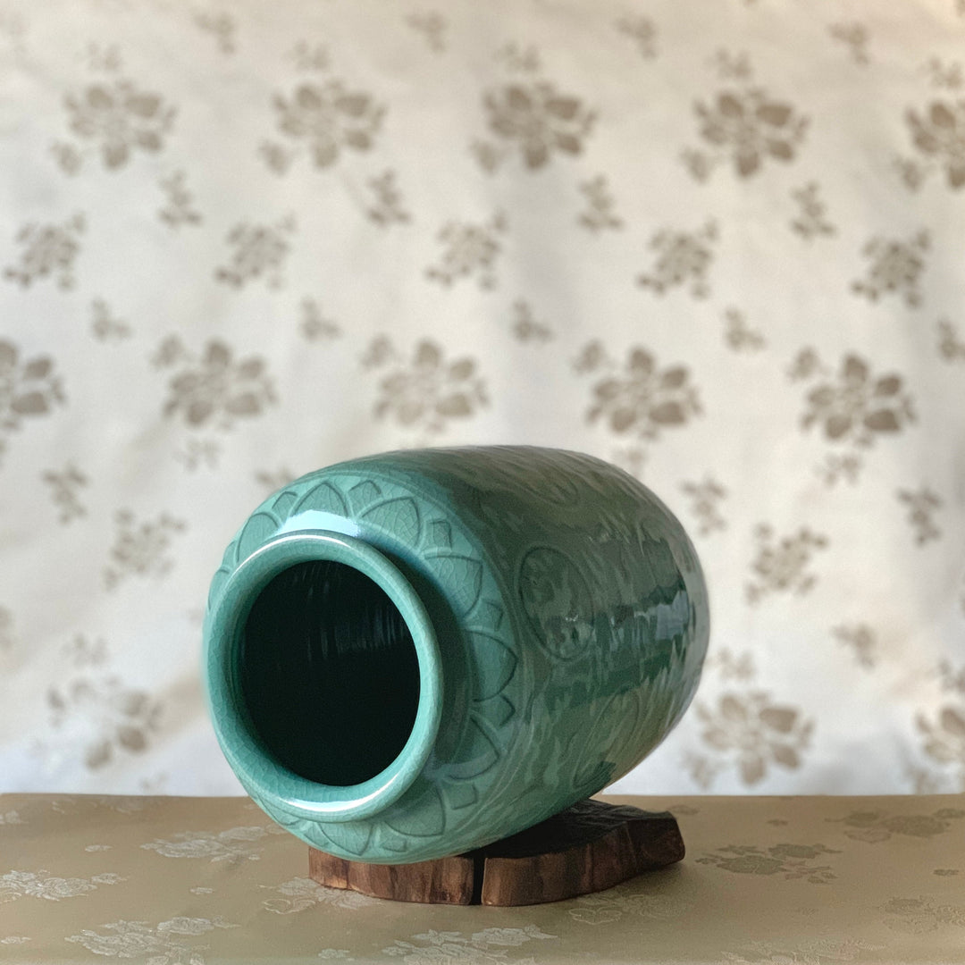 Celadon Vase with Inlaid Crane and Cloud (청자 상감 운학문 통형 병)