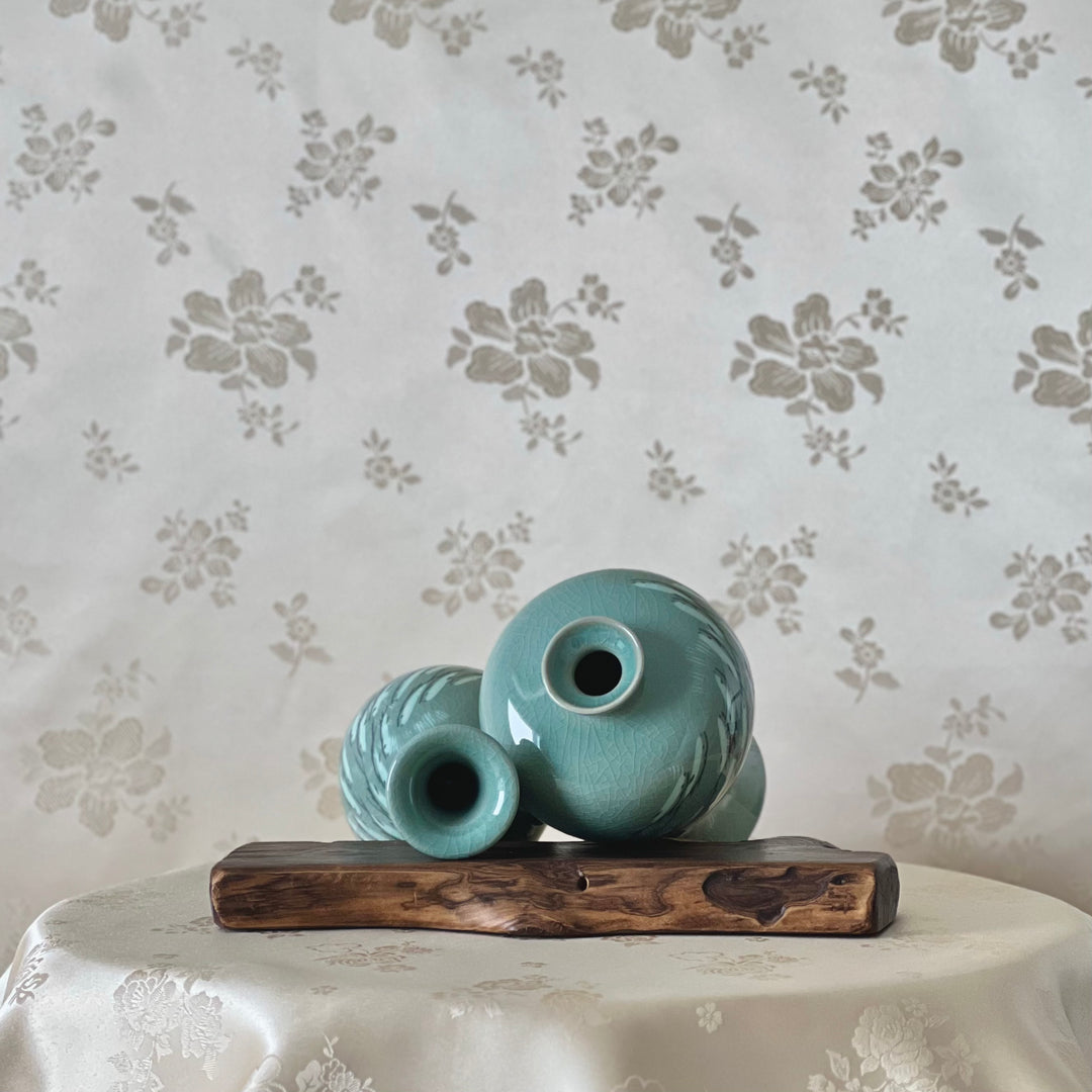 Celadon Vase Set with Inlaid Small Fishes (청자 상감 송사리문 매병, 주병)