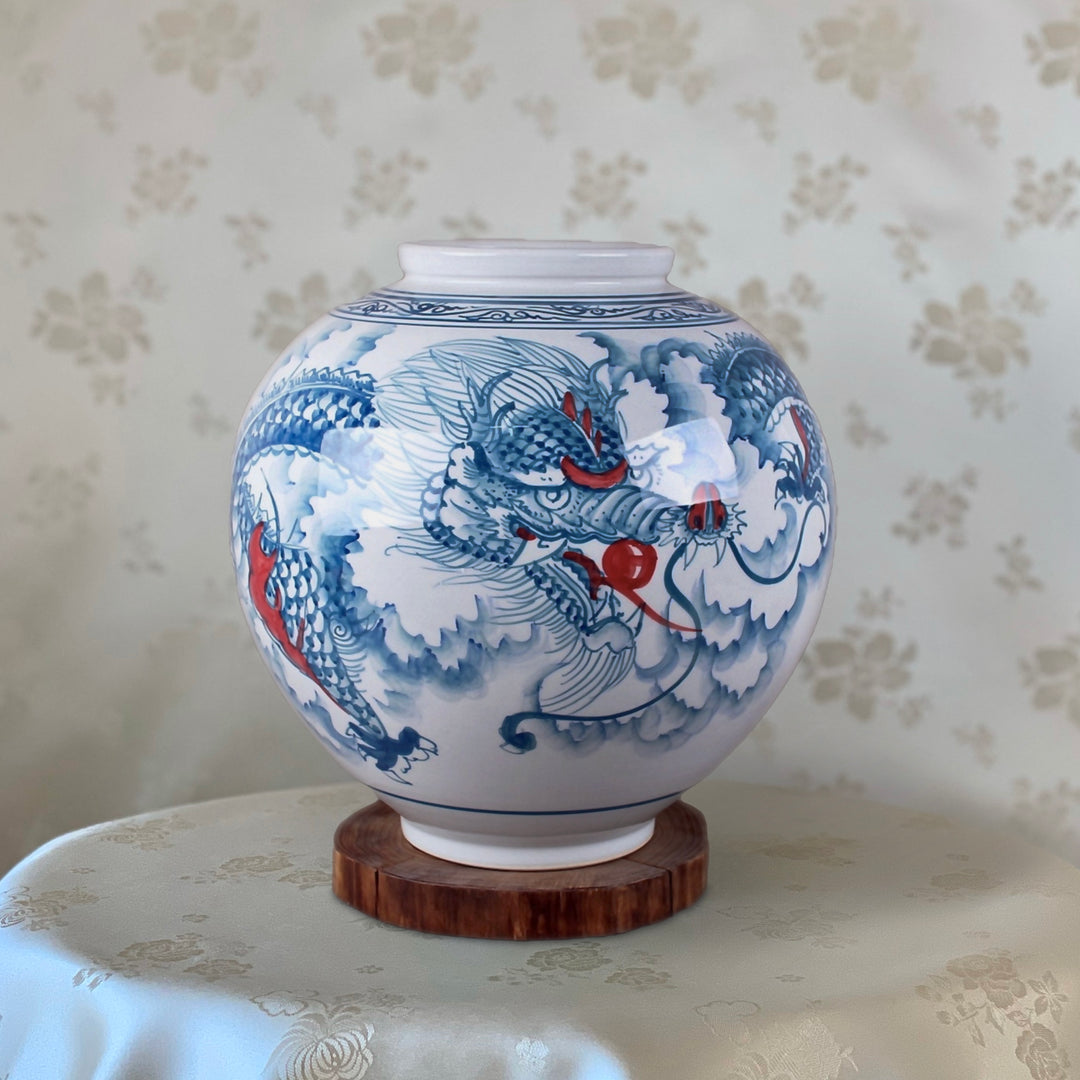Weiße Porzellanvase mit gezeichnetem Drachen- und Wolkenmuster für das Drachenneujahr (백자 청화 용운문 호)