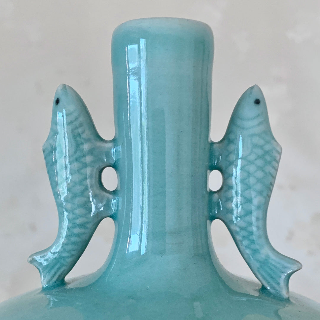 Lange Celadon-Vase mit Fischgriffen (청자 어형 양이 병)