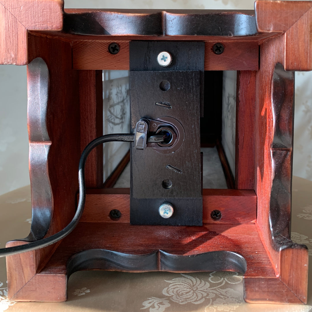 Akzent-Tischlampe aus Holz mit quadratischem, pagodenförmigem Dach (목재 사각기와탑 등)