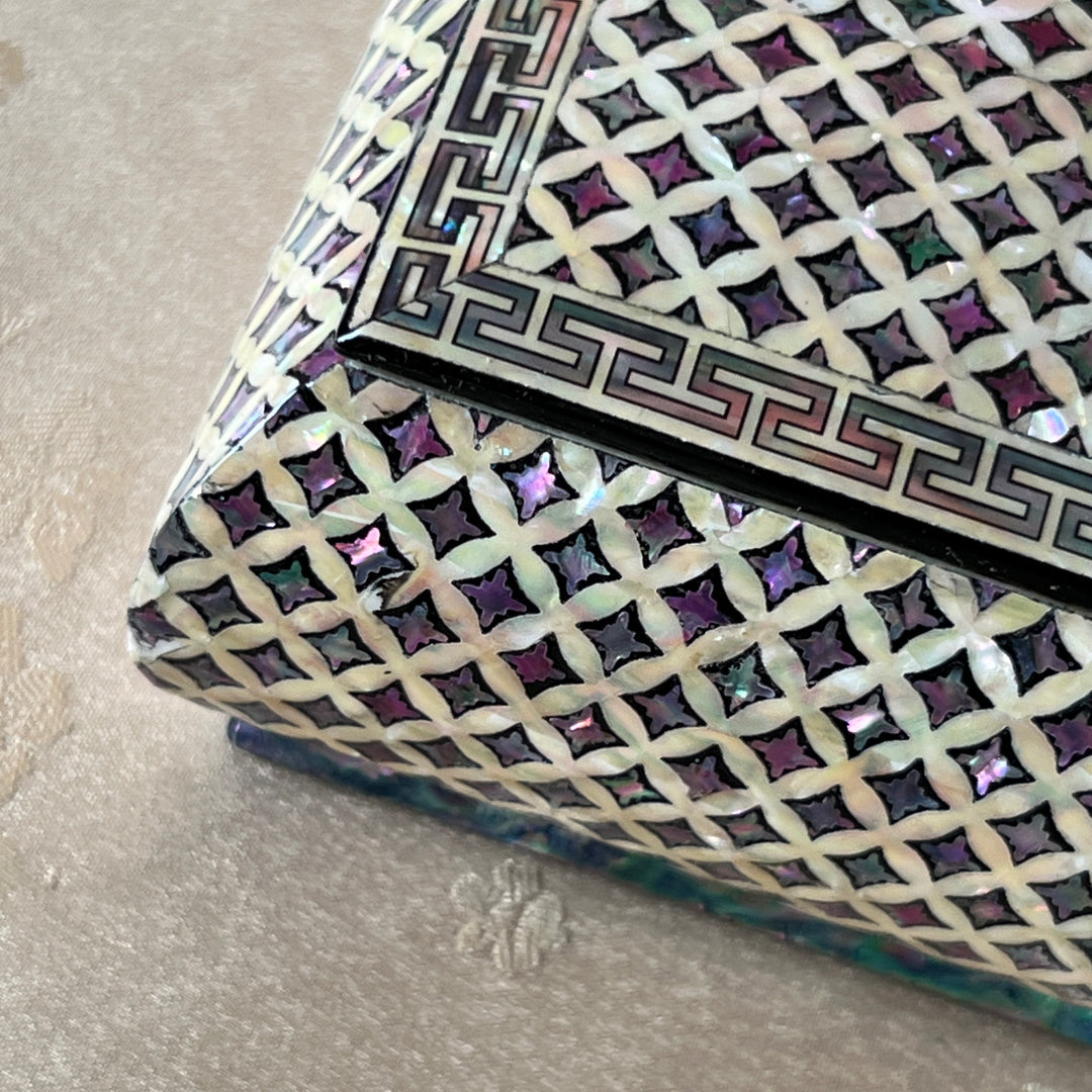 Mother-of-Pearl Jewelry Lidded Box: Chilbo Motif