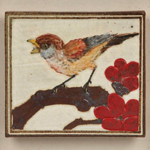 Graublau gepulverter Seladon-Teller mit eingraviertem Pflaumenblüten- und Vogelmuster im Holzrahmen (분청 매조도 도판)