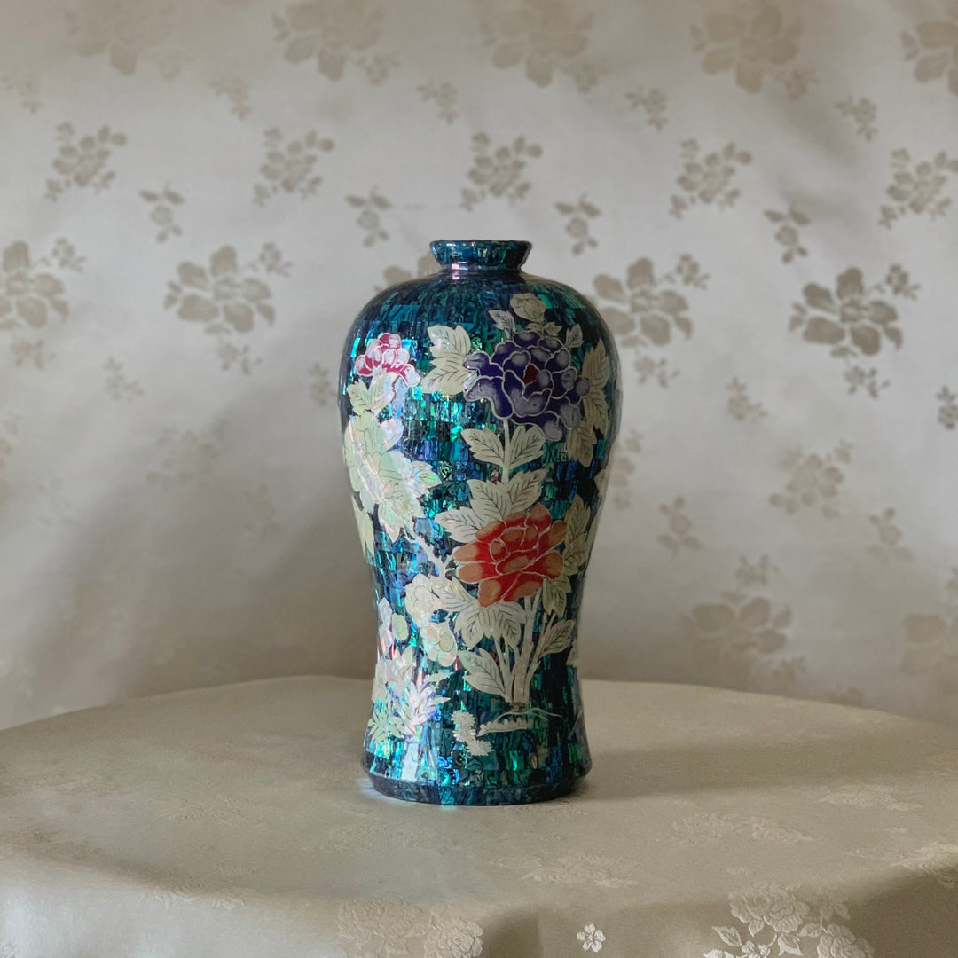 Set aus zwei Vasen aus Perlmuttkeramik mit Pfingstrosenmuster (자개 목단문 매병,주병 세트)