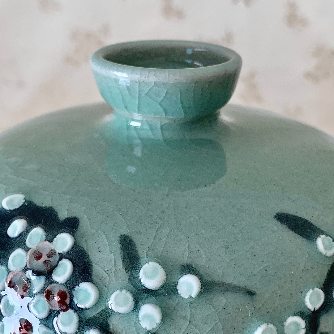Celadon-Vasen-Set mit geprägtem Pflaumenmuster (청자 양각 매화문 매병,주병)