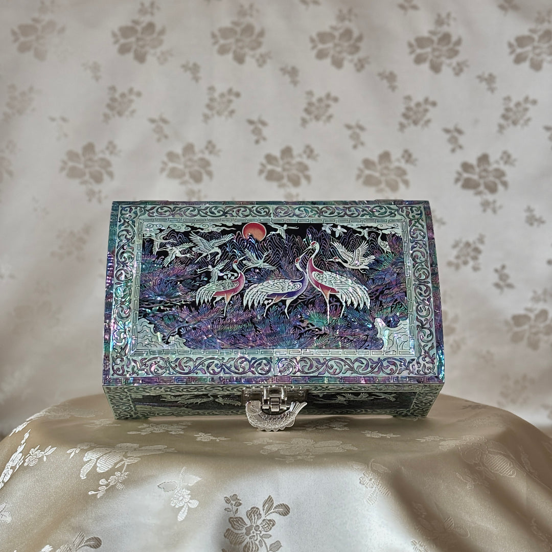 Mother-of-Pearl Jewelry Box: Crane and Pine Motif in Traditional Landscape Design