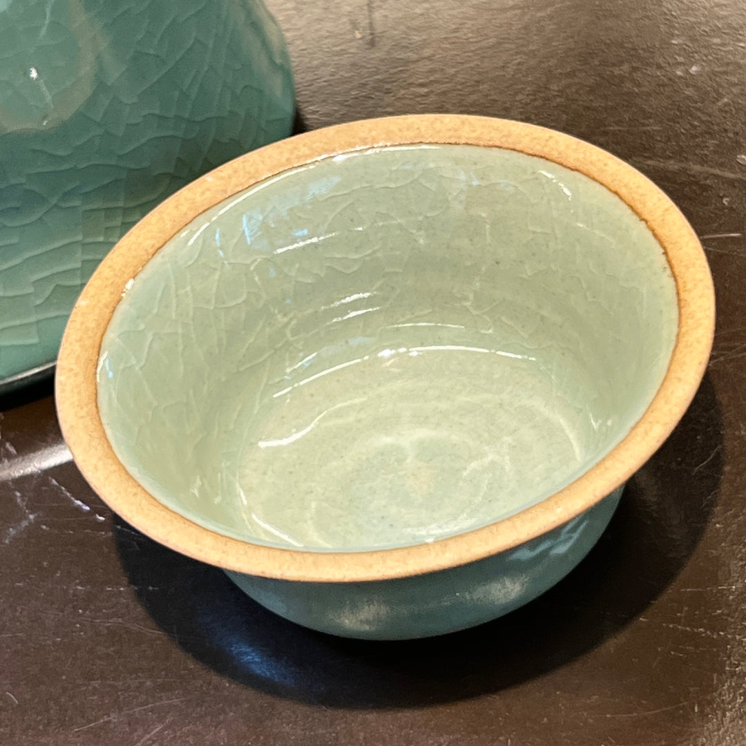 Celadon Maebyeong Vase with Lid: Inlaid Crane and Cloud Motif by Master Artisan