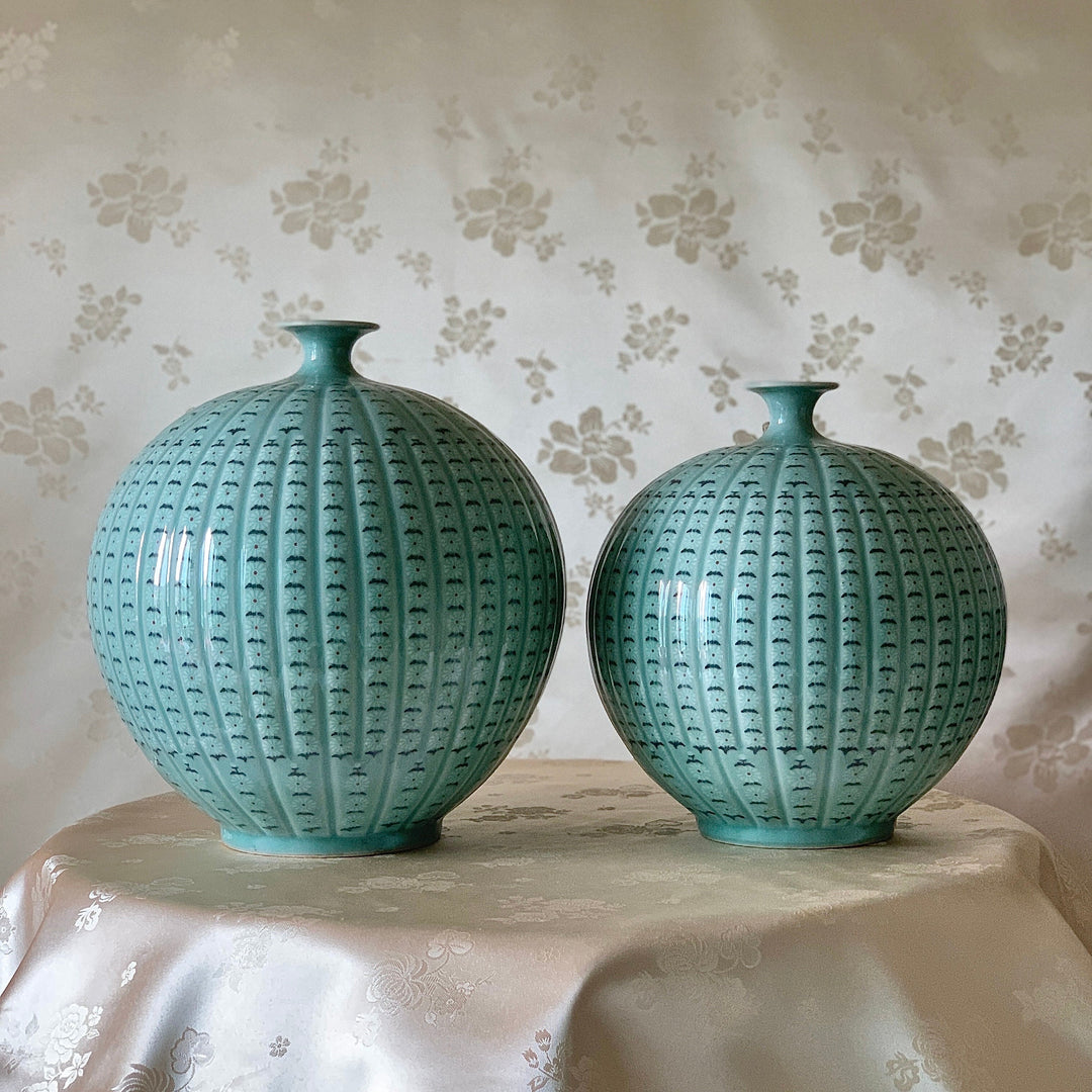 Mittelgroße Celadon-Vase mit eingelegtem Chrysanthemenmuster (청자 상감 국화문 호)