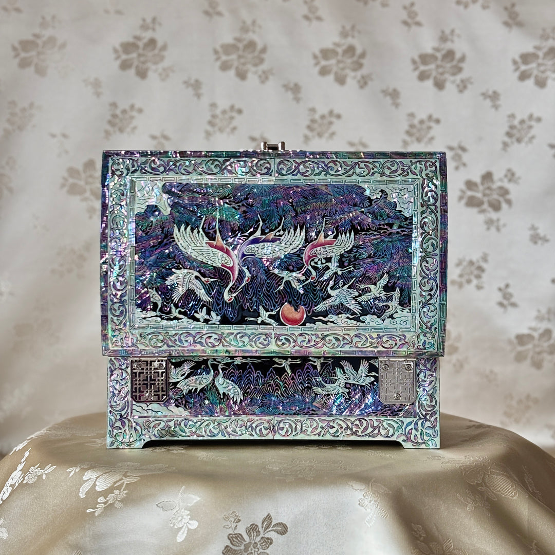 Mother-of-Pearl Jewelry Box: Crane and Pine Motif in Traditional Landscape Design