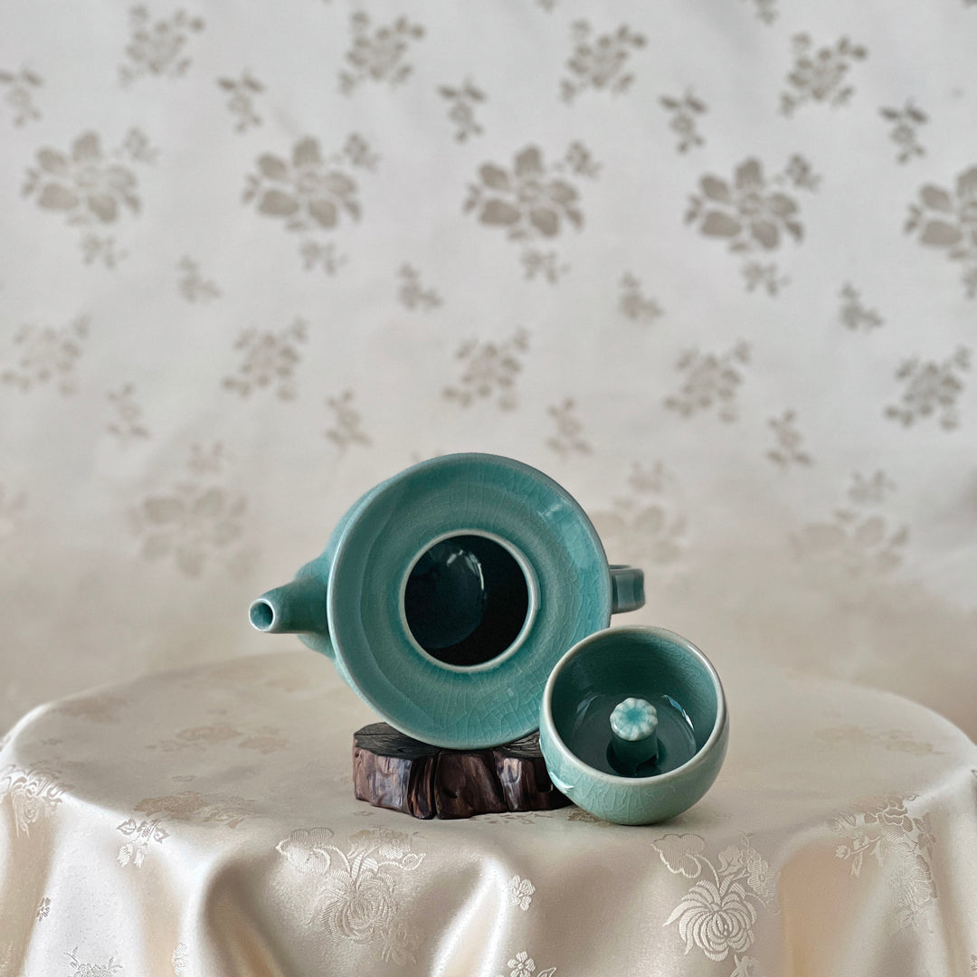 Celadon Gye-yeong Bae (Sobriety Cup): Embossed Crane Motif by Master Artisan