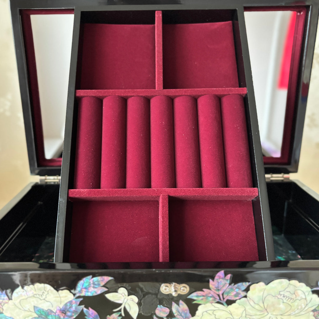 Mother-of-Pearl Jewelry Box: Sculpted Whole-Shell Birds and Peonies on Deep Black