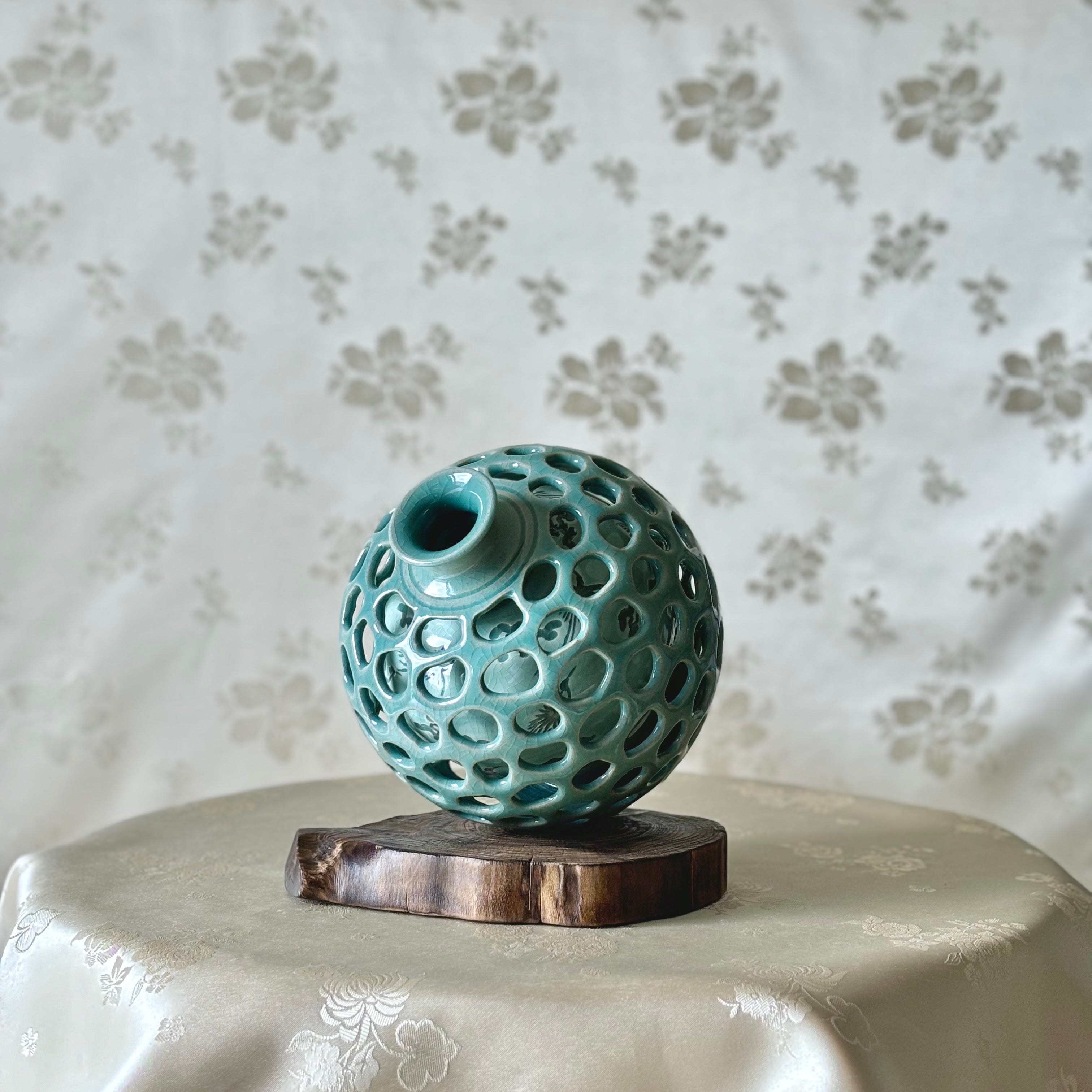 精巧な鶴と雲の彫刻が施された青磁二重透かし彫り花瓶 – ArtinKo