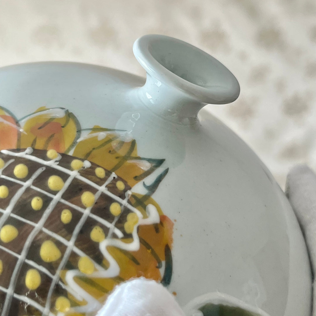 ひまわり模様白磁百子花瓶 (백자 해바라기무늬 호)