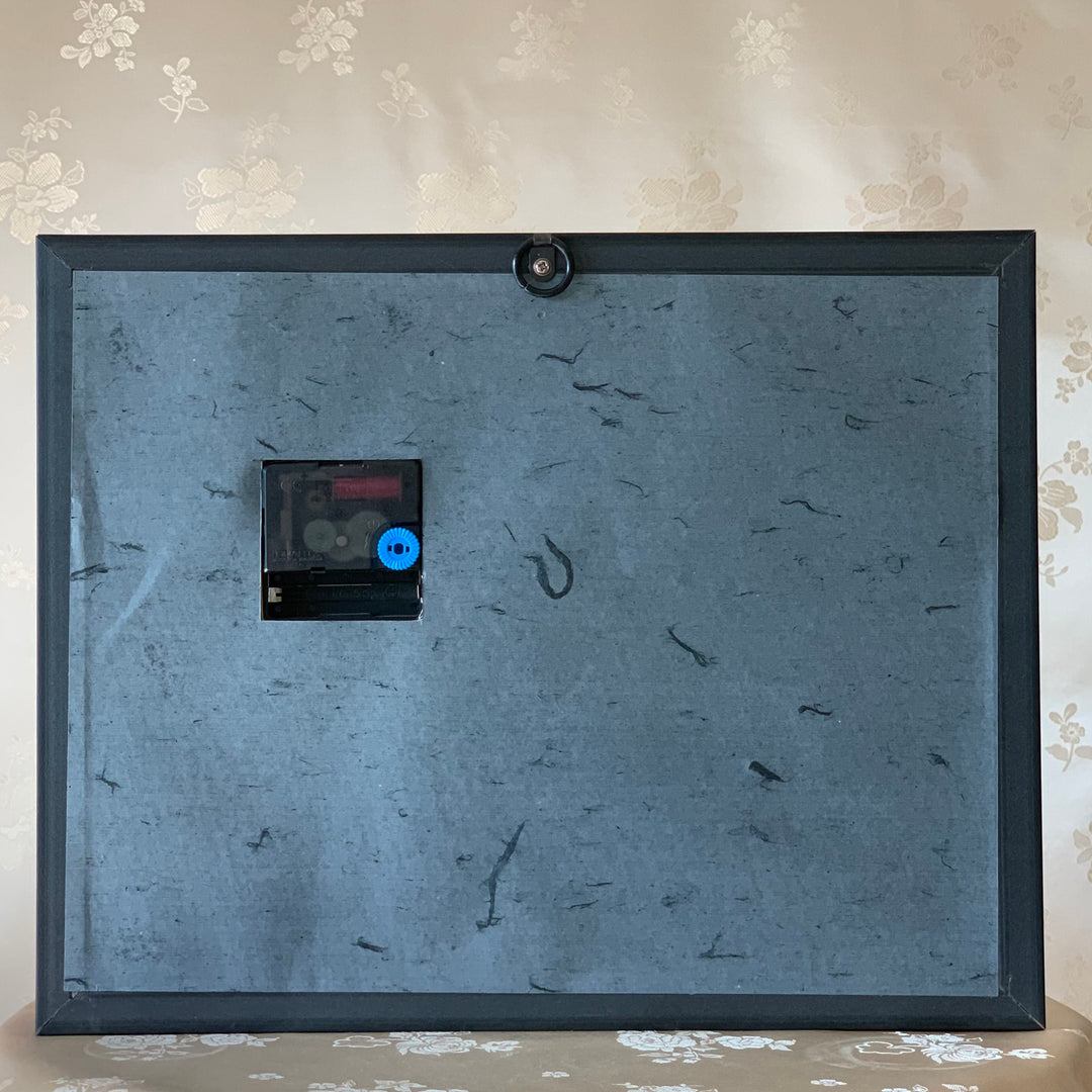 Kunsthandwerk aus Perlmutt mit Muster aus Kiefer, Kranichen und Uhr im Holzrahmen (자개 원패 송학문 Գ네 액자)