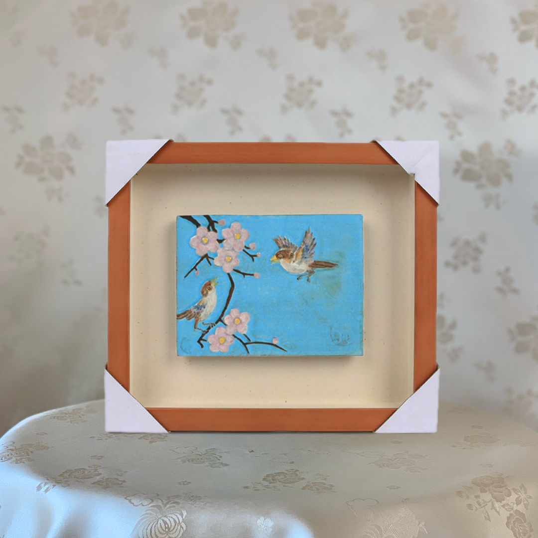 Grayish Blue Powdered Celadon Plate with Engraved Plum Blossom and Bird Pattern in Wooden Frame (분청 매조문 도판)