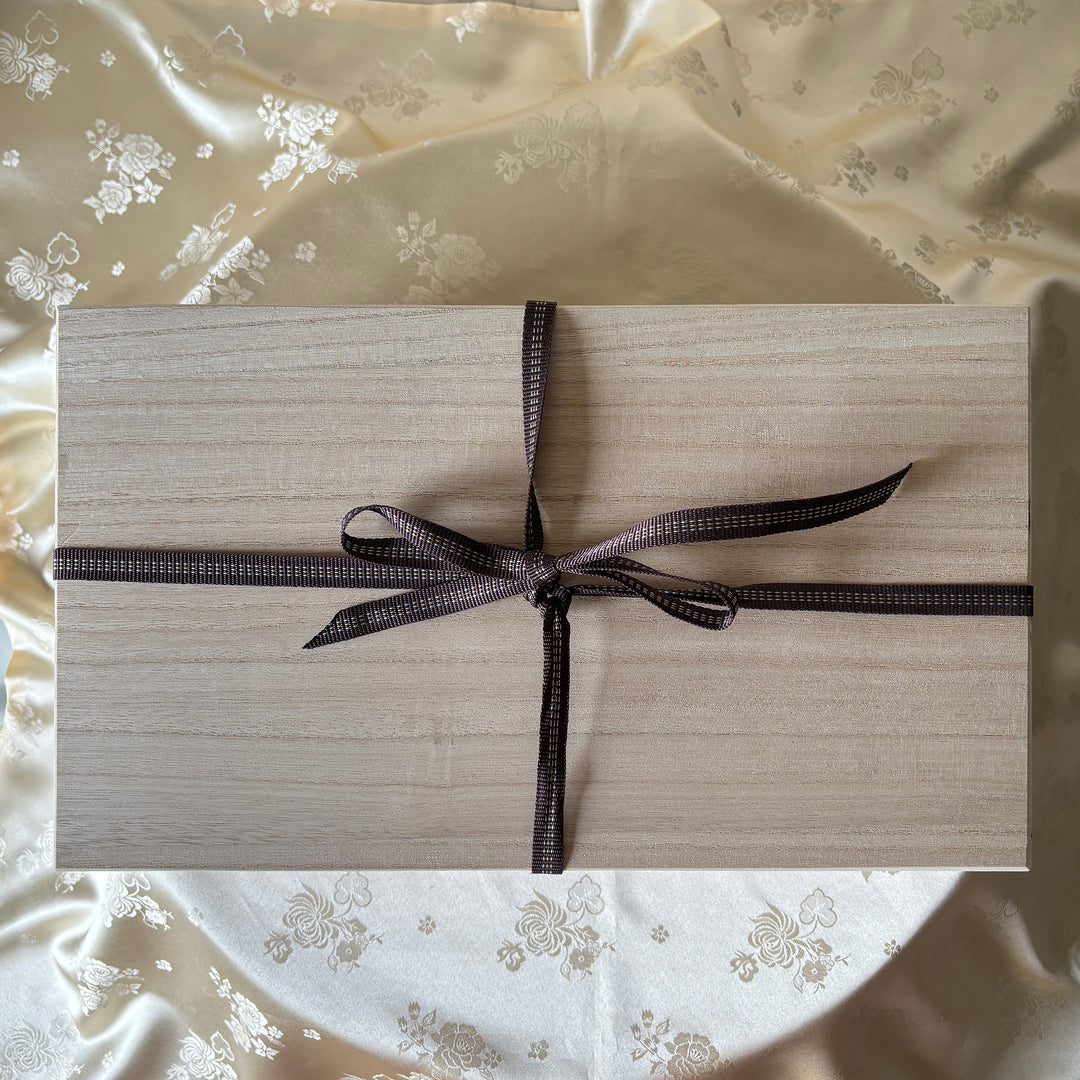 Celadon Sanjo Gayageum with Inlaid Plum Blossoms – A Masterpiece by a Master Artisan