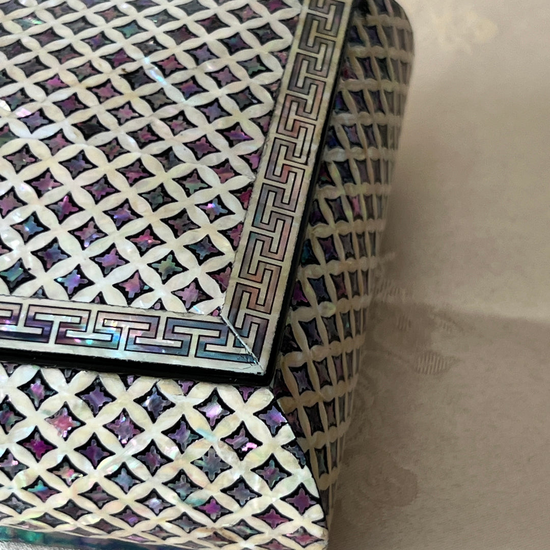 Mother-of-Pearl Jewelry Lidded Box: Chilbo Motif