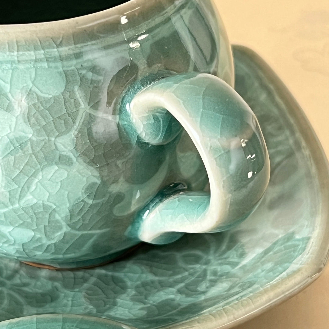 Celadon Cup with Inlaid Vine Pattern (청자 상감 당초문 찻잔)