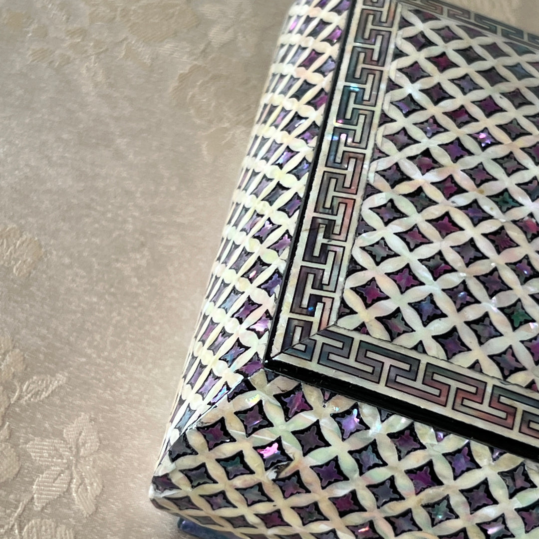 Mother-of-Pearl Jewelry Lidded Box: Chilbo Motif