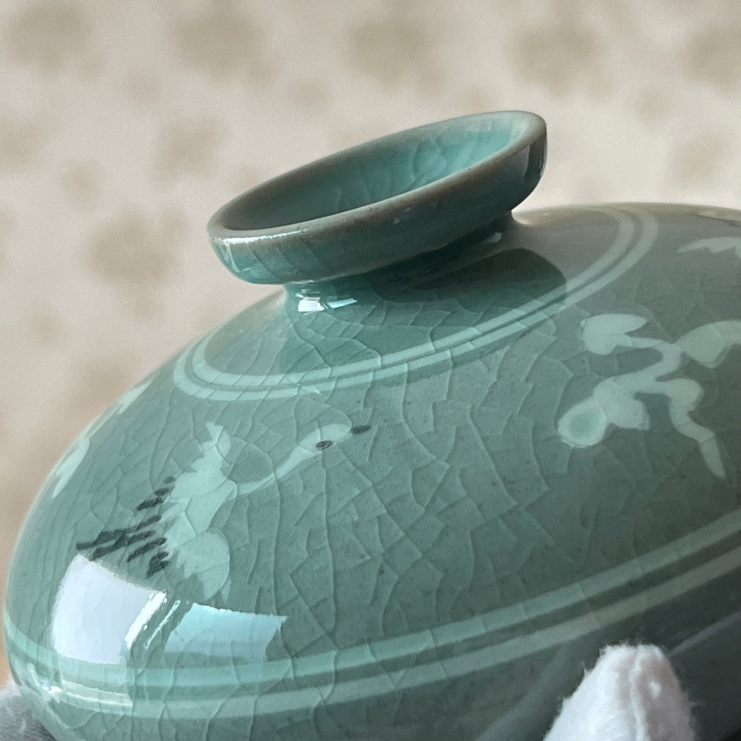Seladonöl- oder Räucherstäbchenvase mit eingelegten Kranichen und Wolkenmuster (청자 상감 운학문 유병)