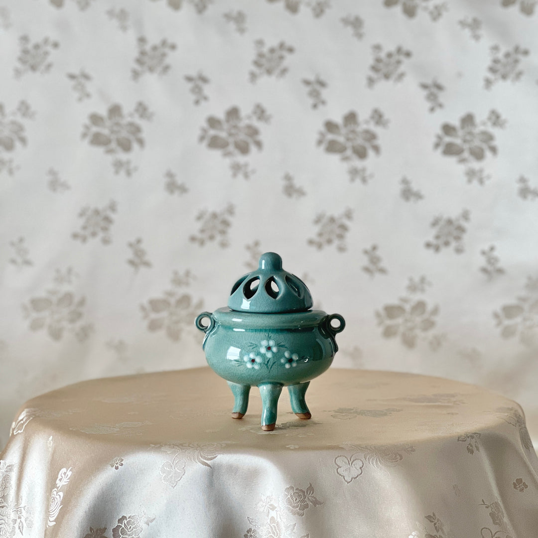 Celadon Incense Burner with Inlaid Chrysanthemum pattern and Openwork Cover (청자 상감 국화문 삼족 향로)