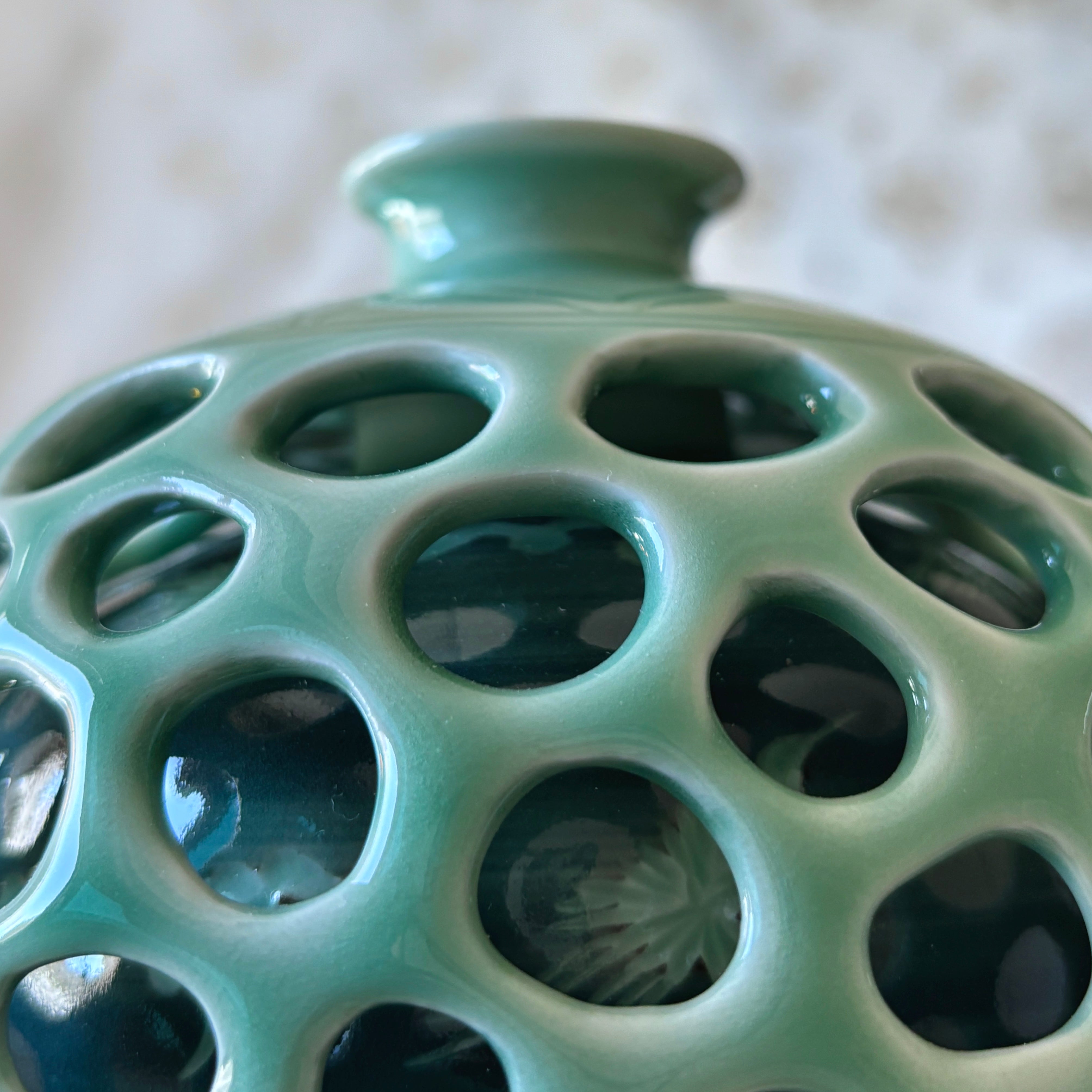 韓国青磁透かし彫り鶴雲文様花瓶 – ArtinKo