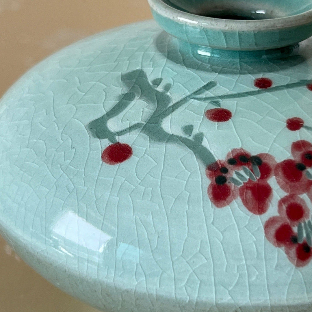 Weiße Seladonöl- oder Räucherstäbchenvase mit rotem Pflaumenmuster (청자 백상감 매화문 유병)