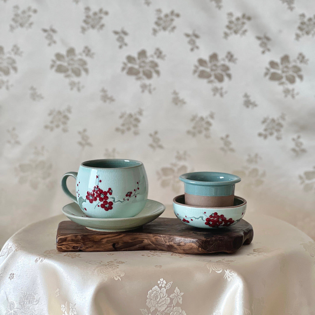 Weiße Seladon-Teetasse mit geprägtem roten Pflaumenmuster, inklusive Teller und Diffusor (청자 백상감 동화 매화문 찻잔)