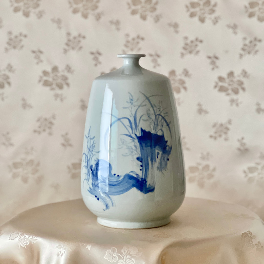 Weiße Porzellanvase (Baekja) mit Orchideenmuster (백자 난초문 호)
