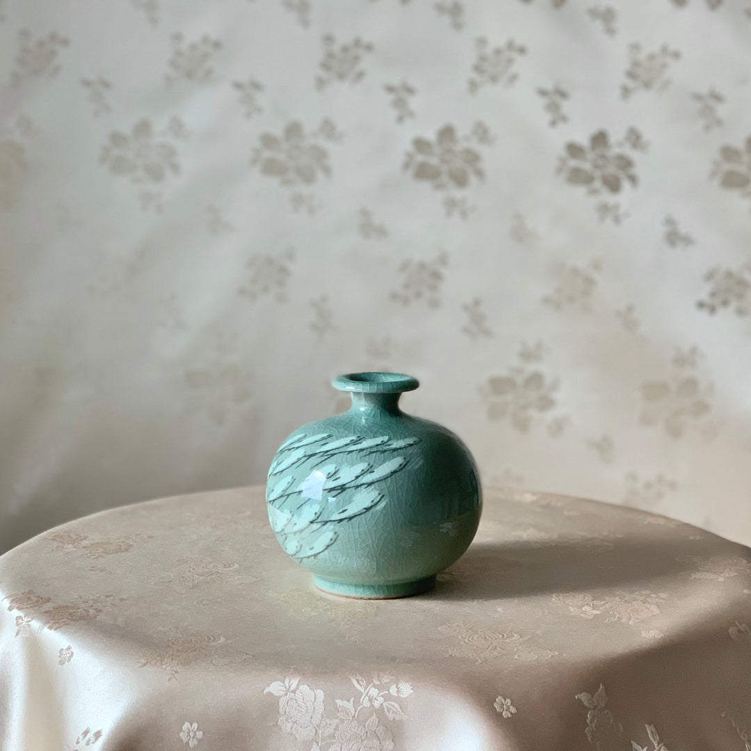 Koreanische traditionelle Celadon-Vase mit weißem Fisch klein