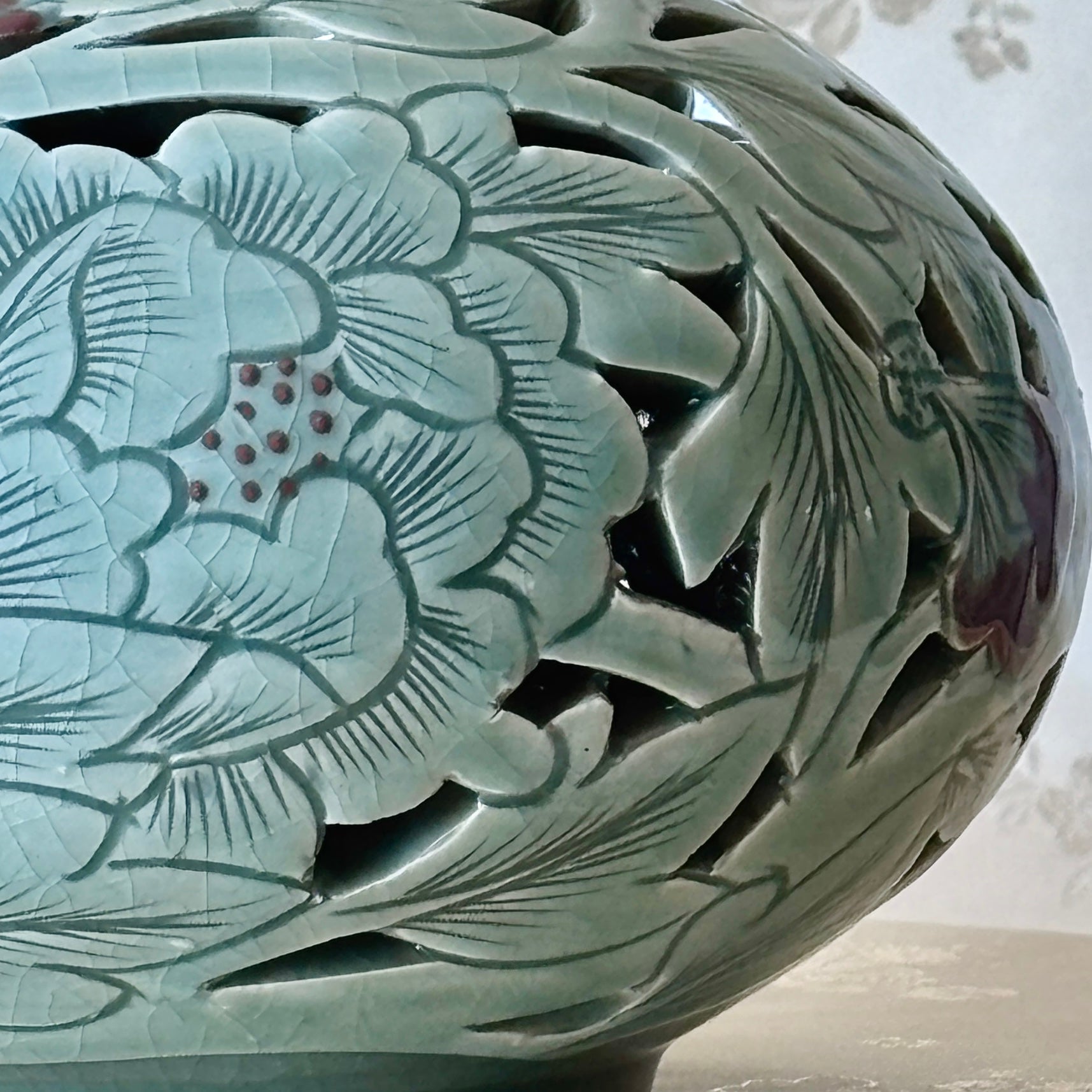 韓国青磁透かし彫り鶴雲文様花瓶 – ArtinKo