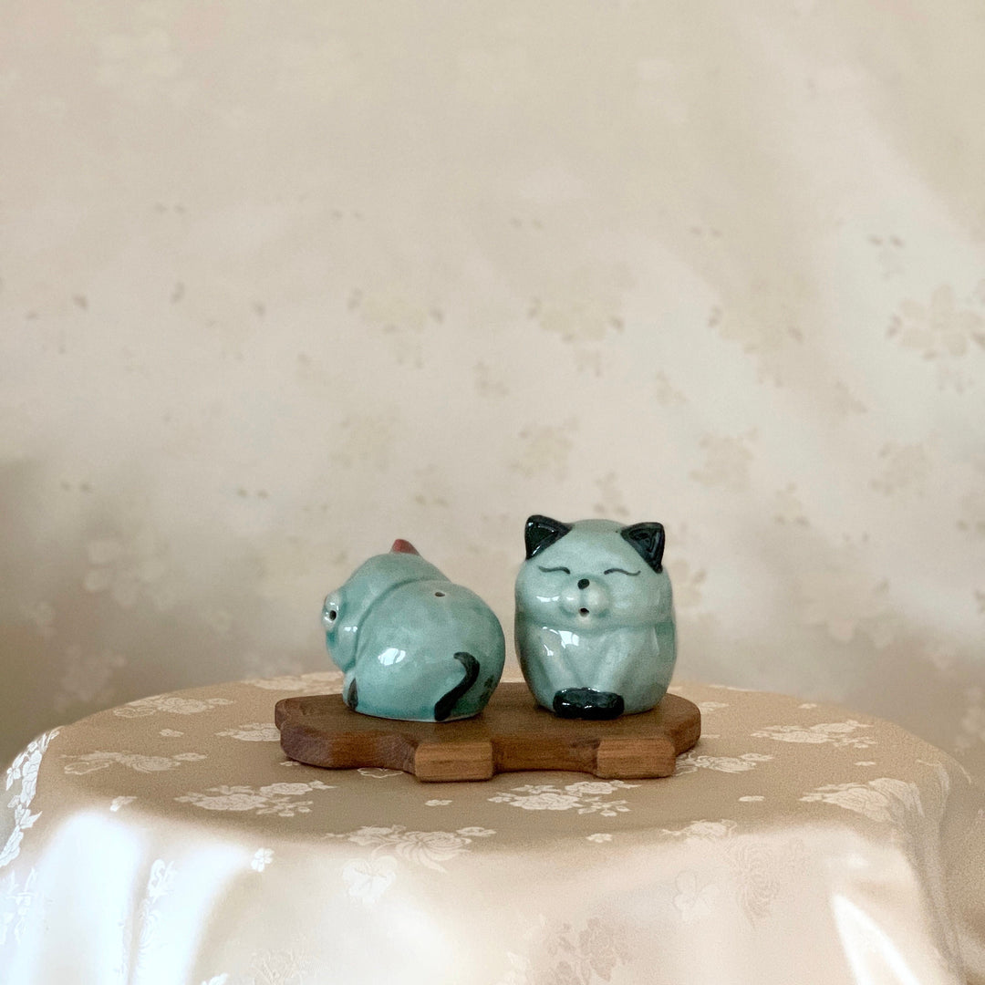 Seladon-Miniatur-Set mit zwei Katzen (청자 고양이 한쌍)