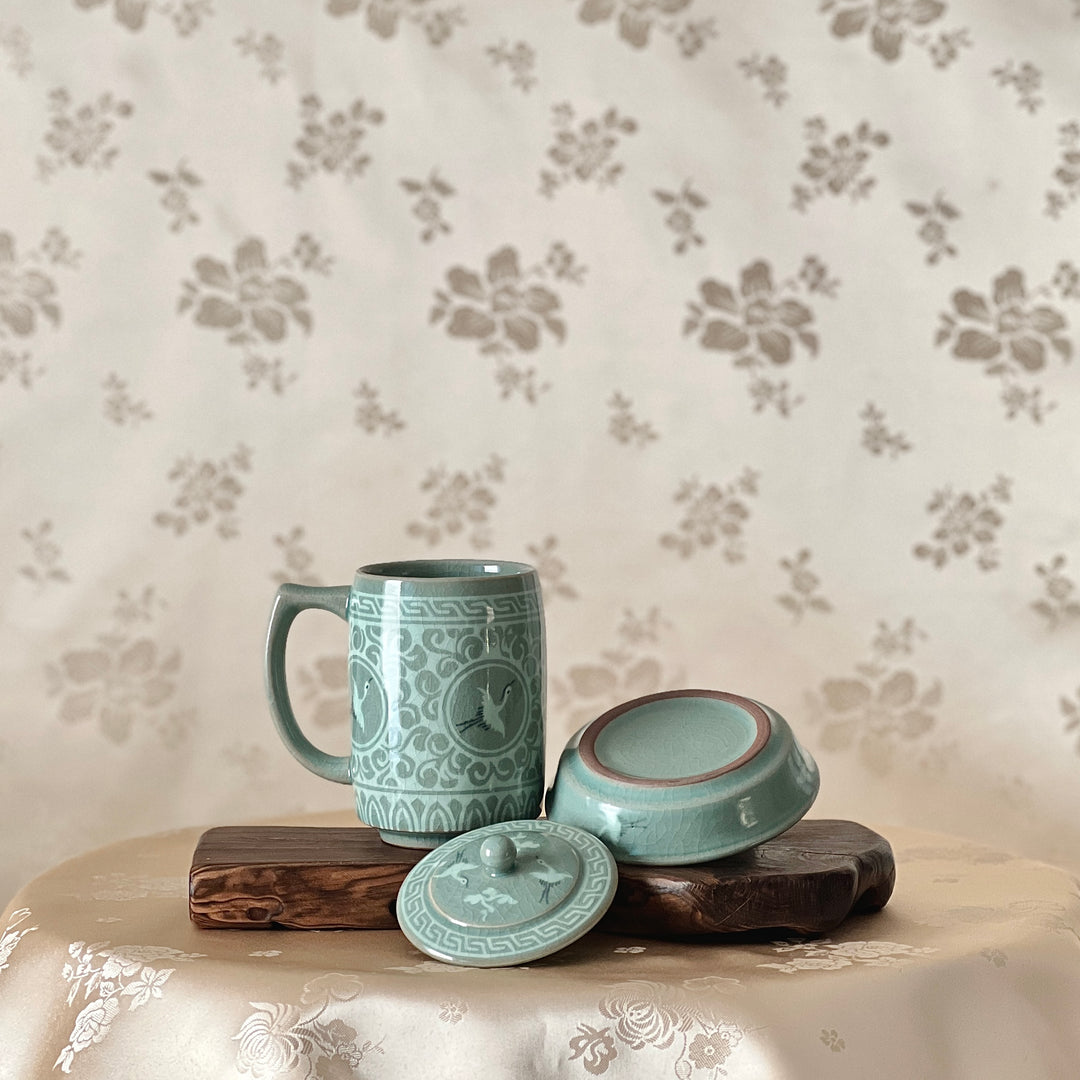 Celadon Set of 2 Mugs Including Lid and Plate with Inlaid Crane and Cloud Pattern (청자 상감 운학문 머그잔 2인 세트)