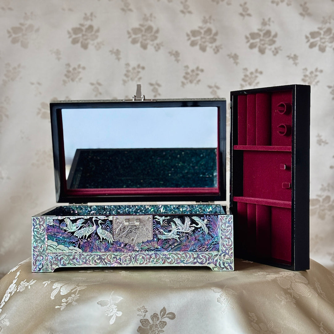 Mother-of-Pearl Jewelry Box: Crane and Pine Motif in Traditional Landscape Design