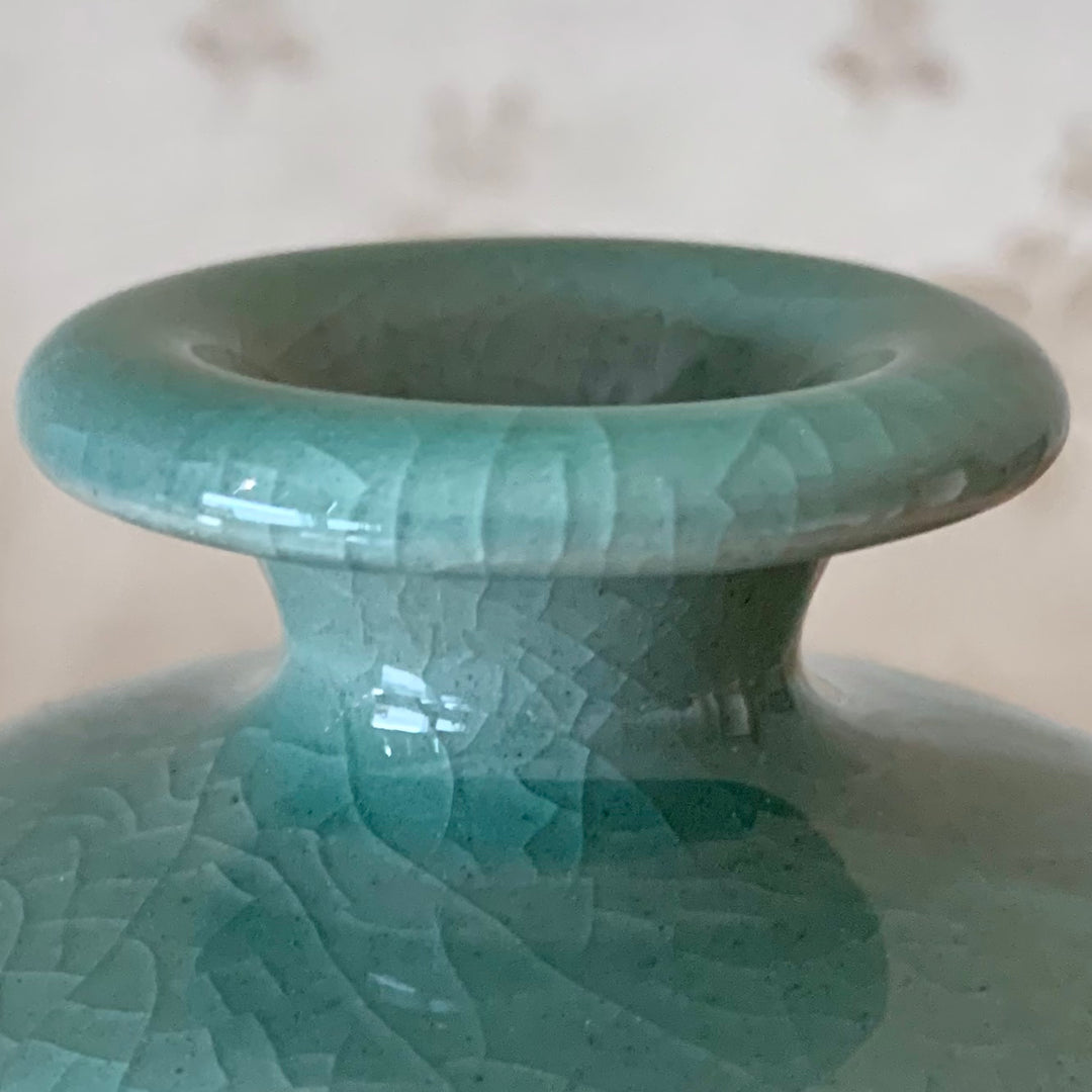 Koreanische traditionelle Celadon-Vase mit weißem Fisch klein