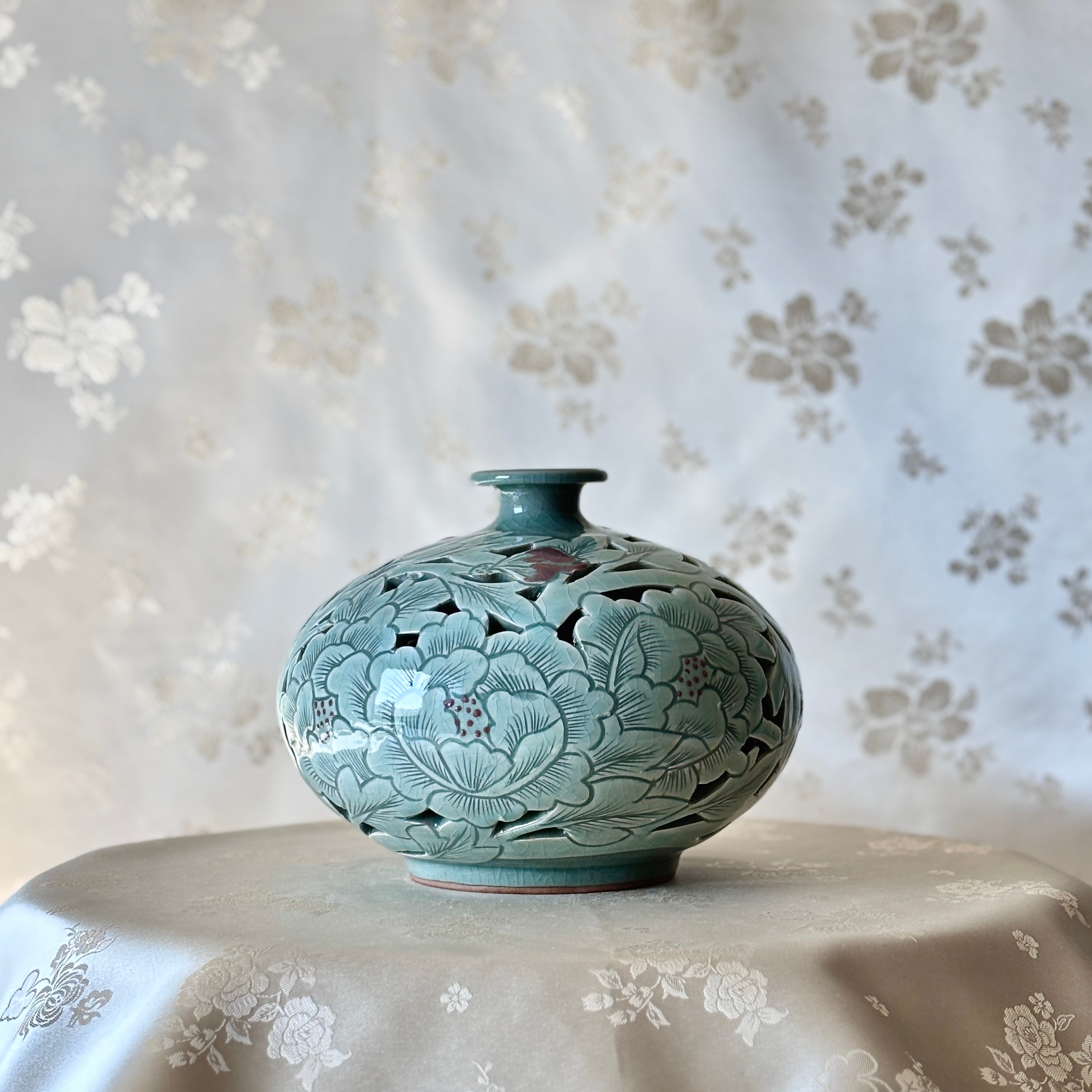 青磁器 飾り壺 透かし花瓶 韓国 6979CD7E-CB25-485E-AB64-