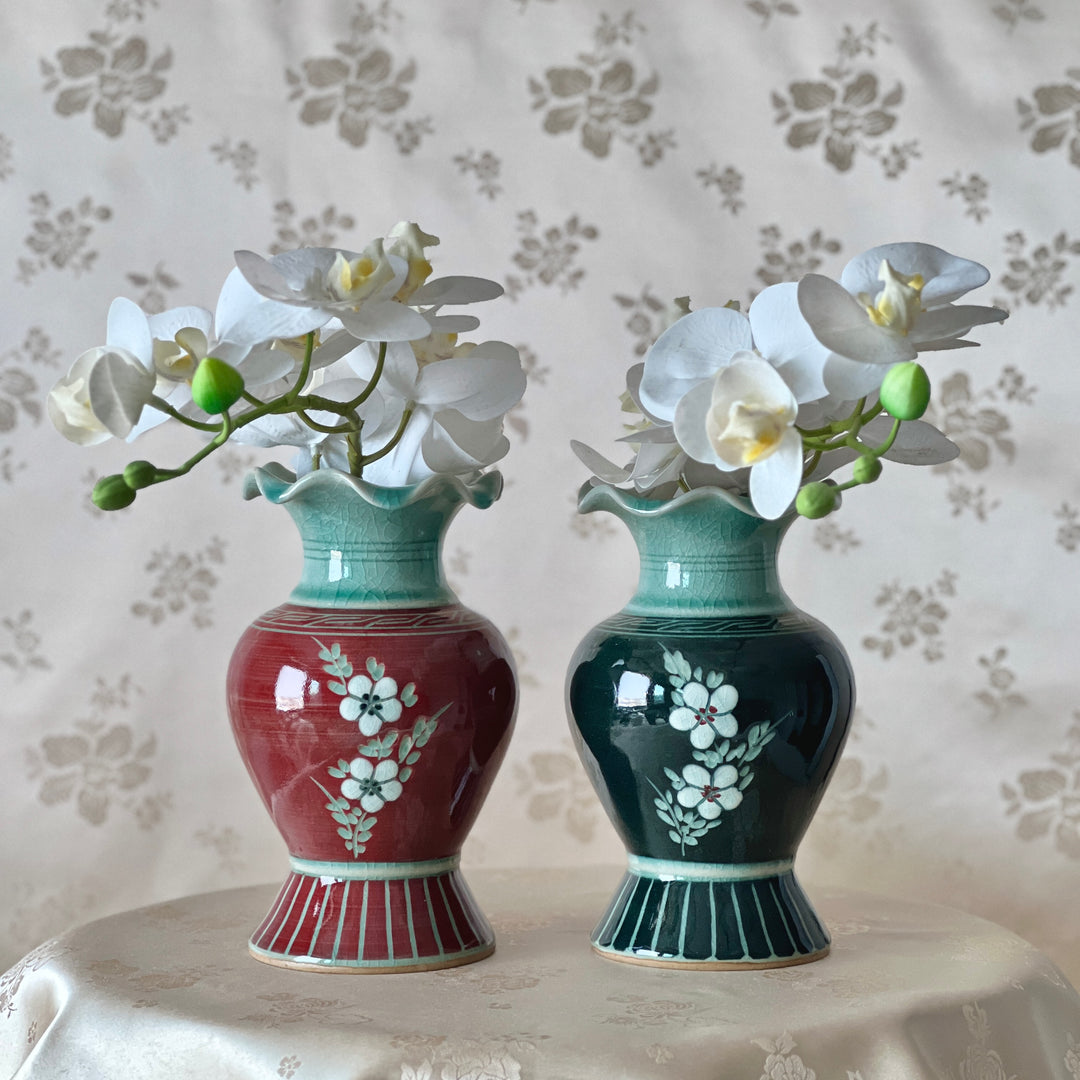 Seladon-Set aus schwarzen und roten Vasen mit Blumenmuster (청자 흑상감, 동화 화문 병)